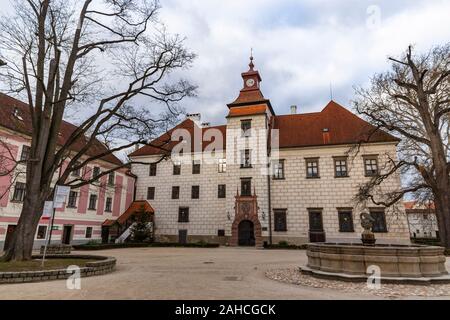 Innenhof der Renaissance Schloss in Trebon. Trebon ist eine historische Stadt in Südböhmen. Der Tschechischen Republik. Stockfoto