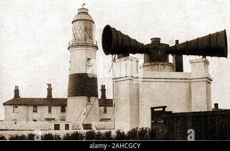 1930 Foto der Nebel Siren mit Souter Point Lighthouse am Fluss Tyne Eingang an Marsden, South Shields (1988 aus dem aktiven Dienst ausgemustert) gab 4 Zweite sprengt jede Minute. Der Leuchtturm ursprünglich aufgerufen werden Lizard Point Leuchtturm, 1871 eröffnet und war die erste elektrisch betriebene Leuchtturm der Welt. Jetzt ist es eine beliebte Touristenattraktion Stockfoto