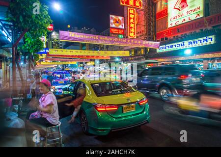 Bangkok/Thailand-December 2019: Abend in Chinatown in Bangkok mit hellen Neonlichter und typische Taxi warten auf Kunden. Stockfoto