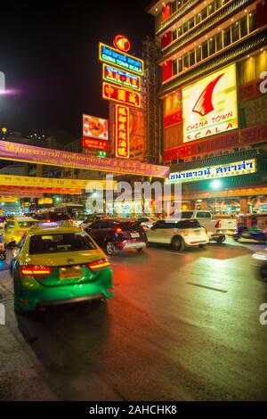 Bangkok/Thailand-December 2019: Abend in Chinatown in Bangkok mit hellen Neonlichter und typische Taxi warten auf Kunden. Stockfoto