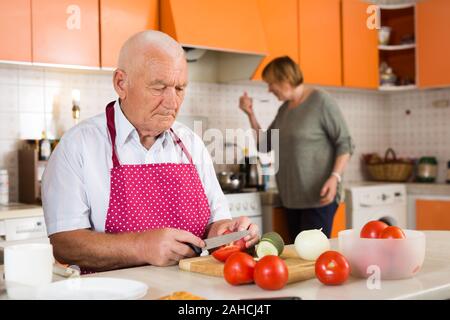 Gerne älterer Mann und Frau gemeinsam das Abendessen in der Küche Stockfoto