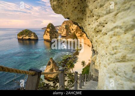 Atemberaubende Aussicht auf die Diamond Beach gebadet vom türkisfarbenen Meer bei einem wunderschönen Sonnenaufgang. Stockfoto