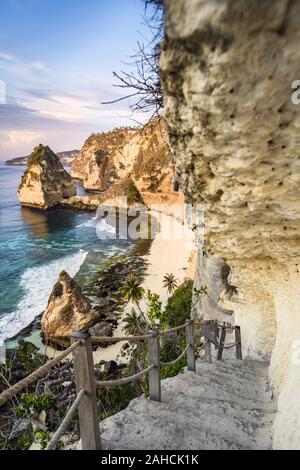 Atemberaubende Aussicht auf die Diamond Beach gebadet vom türkisfarbenen Meer bei einem wunderschönen Sonnenaufgang. Stockfoto