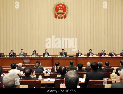 Peking, China. 28 Dez, 2019. Li Zhanshu, Vorsitzender des Nationalen Volkskongresses (NVK) Ständiger Ausschuss, spricht während der abschließenden Zusammenkunft der 15. Sitzung des Ständigen Ausschusses 13 NPC in der Großen Halle des Volkes in Peking, der Hauptstadt von China, Dez. 28, 2019. Credit: Liu Weibing/Xinhua/Alamy leben Nachrichten Stockfoto