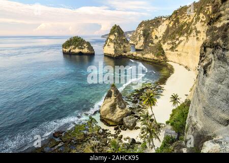 Atemberaubende Aussicht auf die Diamond Beach gebadet vom türkisfarbenen Meer bei einem wunderschönen Sonnenaufgang. Stockfoto