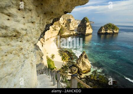Atemberaubende Aussicht auf die Diamond Beach gebadet vom türkisfarbenen Meer bei einem wunderschönen Sonnenaufgang. Stockfoto