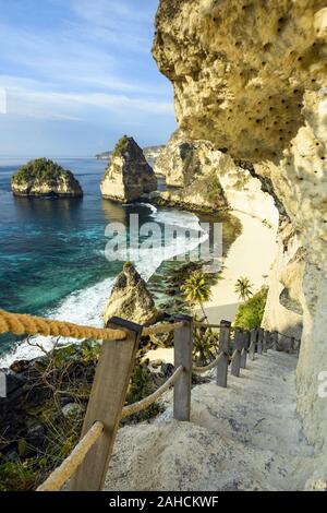 Atemberaubende Aussicht auf die Diamond Beach gebadet vom türkisfarbenen Meer bei einem wunderschönen Sonnenaufgang. Stockfoto