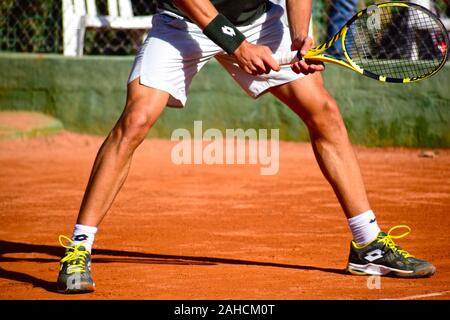 Unbekannter Tennisspieler, der ein professionelles Tennismatch auf einem Sandplatz spielt. Stockfoto