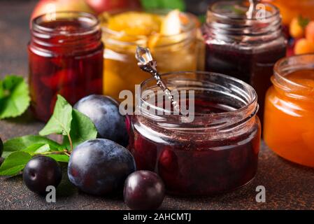 Sortiment von Marmelade in Gläser Stockfoto