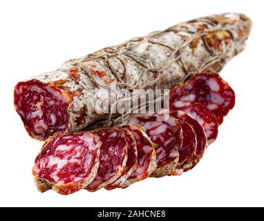 Bild des italienischen Piacenza Salami in Scheiben geschnitten, close-up. Auf weissem Hintergrund Stockfoto