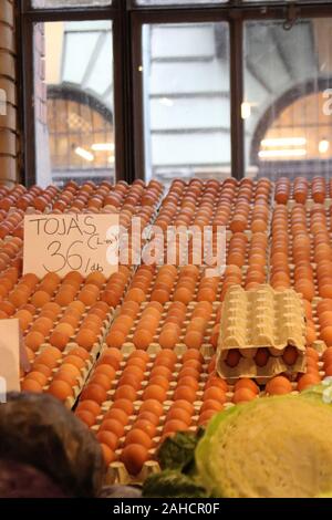 Eier auf Anzeige auf einen Markt in Budapest Abschaltdruck Stockfoto