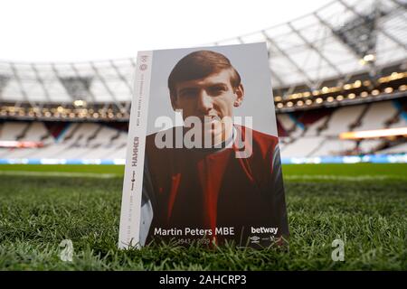 London, Großbritannien. 28. Dez 2019. Fußball der englischen Premier League, West Ham United gegen Leicester City; Offizielle match Programm mit West Ham United, Tottenham Hotspur, Norwich City und England 1966 World Cup Sieger Martin Peters nach seinem Tod am Samstag, den 21. Dezember 2019 aufgrund der Alzheimer Krankheit - Streng redaktionelle Verwendung. Keine Verwendung mit nicht autorisierten Audio-, Video-, Daten-, Spielpläne, Verein/liga Logos oder "live" Dienstleistungen. On-line-in-Match mit 120 Bildern beschränkt, kein Video-Emulation. Credit: Aktion Plus Sport Bilder/Alamy leben Nachrichten Stockfoto