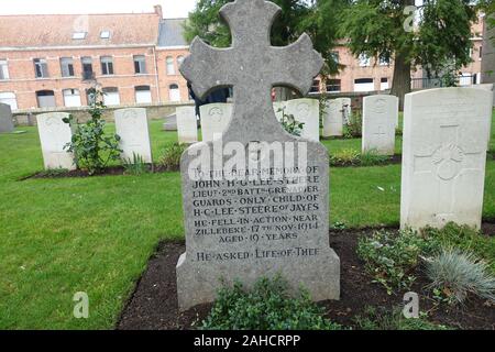 Seltene Familie finanzierten Grabstein in die aristokraten Friedhof, zillebeke Kirchhof, Belgien. Erstellt, bevor der CWGC standardisierte alle Grabsteine. Stockfoto