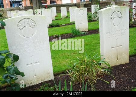 Gräber von Baron Congleton und Herrn Gordon-Lennox in der aristokraten Friedhof in Zillebeke Kirchhof, Belgien. Stockfoto