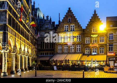 Dämmerung fällt auf die Tuchhallen und die Restaurants in der Grote Markt, Ypern, Belgien Stockfoto