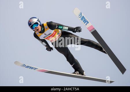 28 Dezember 2019, Bayern, Oberstdorf: Ski Nordisch/Skispringen: Weltcup: Vierschanzentournee, Großer Hügel, Männer, Probe laufen. Ryoyu Kobayashi, Skispringer aus Japan, springt während des Trainings. Foto: Daniel Karmann/dpa Stockfoto