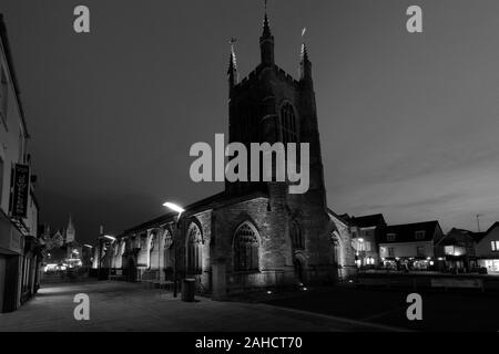 Weihnachtsbeleuchtung über St Johns die Baptist Church, Peterborough, Cambridgeshire, England, Großbritannien Stockfoto