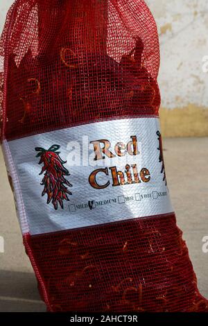 Taschen von Red Chile Pfeffer für den Kauf in einem Geschäft neben dem berühmten Santuario De Chimayo in Messancy, New York zur Verfügung. Stockfoto