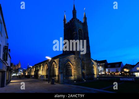 Weihnachtsbeleuchtung über St Johns die Baptist Church, Peterborough, Cambridgeshire, England, Großbritannien Stockfoto