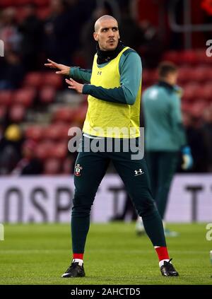 Von Southampton Oriol Romeu erwärmt, bevor die Premier League Spiel im St. Mary's Stadium, Southampton. Stockfoto