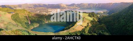 Bild der Wanderweg führt zu einem Blick auf die Seen von Sete Cidades und Santiago bei Sonnenaufgang in Sao Miguel, Azoren, Portugal, Europa Stockfoto