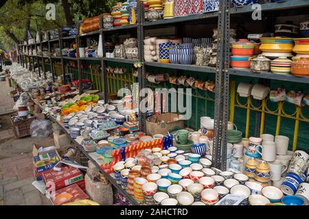 Neu Delhi, Indien - Dezember 28, 2019: Straße Markt mit allen Arten von Töpferei, Keramik, Pflanzer und Home waren in die Saket Nachbarschaft in S gefüllt Stockfoto