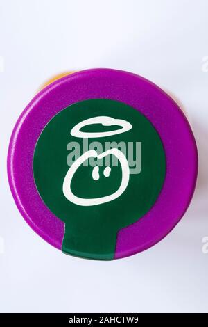 Auf Flasche Unschuldig glatt Apple & Mango Saft trinken auf weißem Hintergrund angezeigt Unschuldige Logo auf der Flasche top isoliert Stockfoto