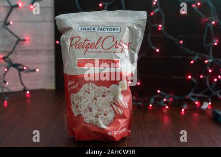 Minneapolis, Minnesota - Dezember 23, 2019: Paket von Snack Factory Marke Brezel Chips in weißer Schokolade und Pfefferminz Geschmack Stockfoto