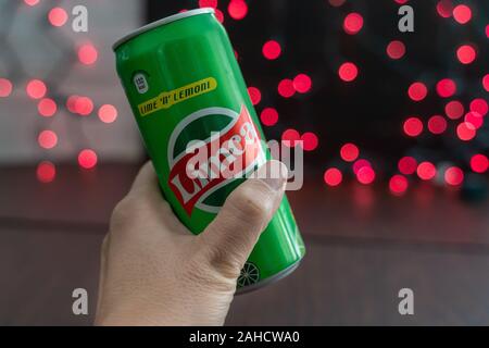 Minneapolis, Minnesota - Dezember 23, 2019: Hand hält eine kann von Limca Kalk und Lemon Soda Pop, ein beliebtes Getränk in Indien Stockfoto