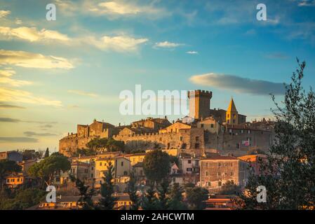 Mittelalterliches Dorf Capalbio Skyline bei Sonnenuntergang. Maremma Toskana Italien Europa Stockfoto