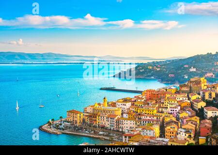 Porto Santo Stefano Dorf, Kirche und Burg Luftbild, italienische Reiseziel. Monte Argentario, Toskana, Italien. Stockfoto