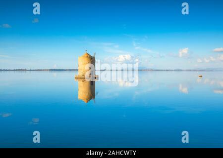 Alte spanische Windmühle in die Lagune von Orbetello, mittelalterliche Wahrzeichen in Monte Argentario, Toskana, Italien. Stockfoto