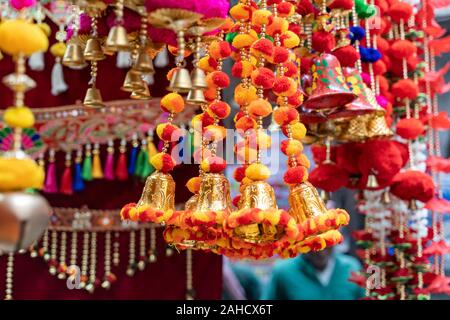 Hübsche, hängende Dekorationen für indische Hochzeiten, die auf einem Markt zu verkaufen sind Stockfoto