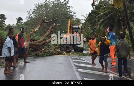 Vanua Levu, Fidschi. 28. Dez 2019. (191228) - SUVA, Dez. 28, 2019 (Xinhua) - Arbeitnehmer deutlich gefallene Bäume in Labasa auf Vanua Levu, der zweitgrößten Insel Fidschis, Dez. 28, 2019. 1 Menschen starben und fast 2.000 Menschen Zuflucht in über 50 Evakuierungszentren nehmen, wie der Kategorie - Zwei tropischer Wirbelsturm Sarai weiter zu fegen, Fidschi mit starken Regen und Wind. (FIJI SUN/Handout über Xinhua) Quelle: Xinhua/Alamy leben Nachrichten Stockfoto