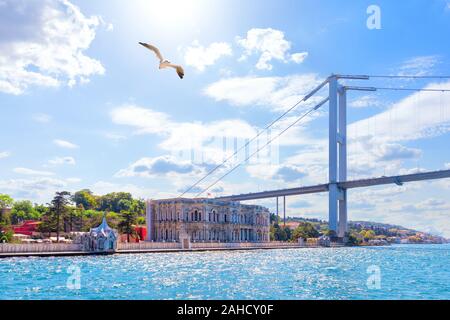 Der Beylerbeyi-palast und Bosporus Brücke, Istanbul, Türkei Stockfoto