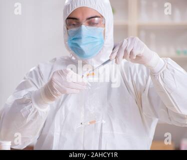 Die Sachverständigen Diplomkriminalist Ing. im Labor arbeiten für Beweise Stockfoto