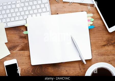 Notebook Organizer auf PC-Tisch mit Geräten/Schreibwaren öffnen Stockfoto