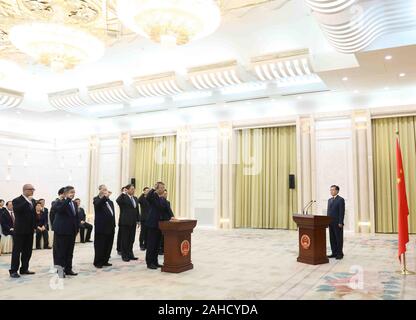 Peking, China. 28 Dez, 2019. Wang Dongming, stellvertretender Vorsitzender des Nationalen Volkskongresses (NVK) Ständiger Ausschuss, leitet einen Eid - Zeremonie die Treue der Verfassung, von der 13 NPC Ständigen Ausschusses in Peking, der Hauptstadt von China, Dez. 28, 2019 statt. Credit: Liu Weibing/Xinhua/Alamy leben Nachrichten Stockfoto