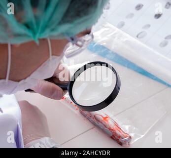 Kriminologen Polizei Chemiker bei der Kriminalität Beweise suchen Stockfoto