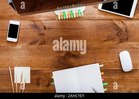 Moderne Tisch mit Notebook Computer auf braunem Holz- Office-Arbeitsplatz Stockfoto