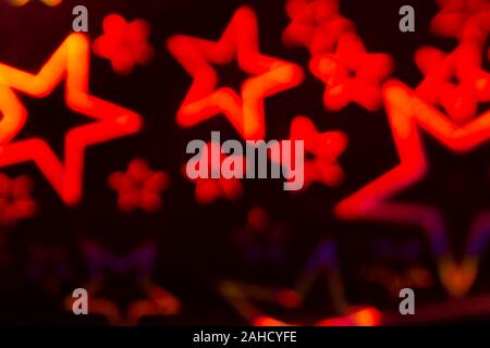 Zusammenfassung Hintergrund mit Defokussierten Red Star Formen, party Vorlage mit Neon Farben Stockfoto