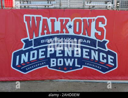 Shreveport, LA, USA. 26 Dez, 2019. Die Unabhängigkeit Bowl Logo während der Unabhängigkeit-schüssel Spiel zwischen der Universität von Miami Hurrikane und der Louisiana Tech Bulldoggen am Independence Stadium in Shreveport, LA angezeigt. Kevin Langley/Sport Süd Media/CSM/Alamy leben Nachrichten Stockfoto