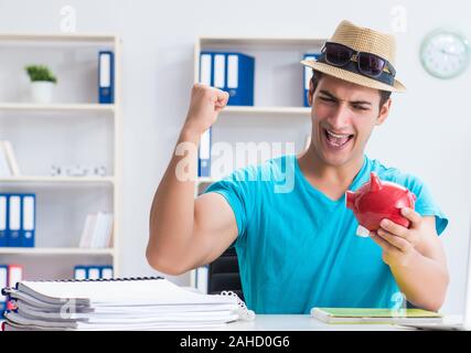 Der Geschäftsmann vorbereiten für Ferienhäuser im Büro Stockfoto