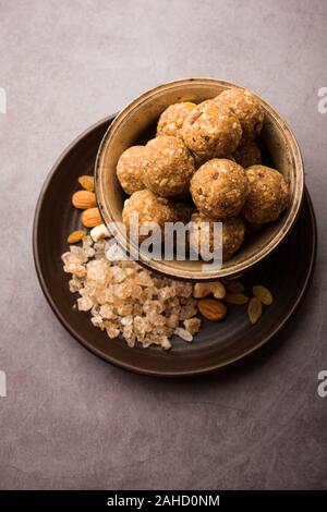 Sweet Dink laddu auch bekannt als Dinkache ladoo oder gond ke laddoo hergestellt aus essbarem Gummi mit trockenen Früchten Stockfoto