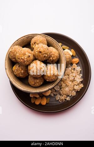 Sweet Dink laddu auch bekannt als Dinkache ladoo oder gond ke laddoo hergestellt aus essbarem Gummi mit trockenen Früchten Stockfoto