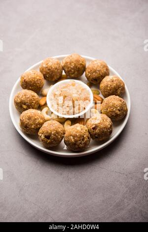 Sweet Dink laddu auch bekannt als Dinkache ladoo oder gond ke laddoo hergestellt aus essbarem Gummi mit trockenen Früchten Stockfoto