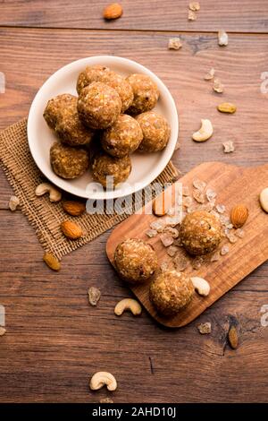 Sweet Dink laddu auch bekannt als Dinkache ladoo oder gond ke laddoo hergestellt aus essbarem Gummi mit trockenen Früchten Stockfoto