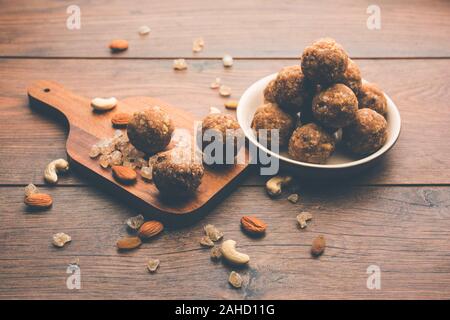 Sweet Dink laddu auch bekannt als Dinkache ladoo oder gond ke laddoo hergestellt aus essbarem Gummi mit trockenen Früchten Stockfoto