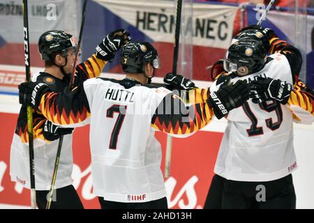 Ostrava, Tschechische Republik. 28 Dez, 2019. Die deutschen Spieler feiern das erste Ziel in der 2020 IIHF World Junior Eishockey WM Gruppe B Übereinstimmung zwischen der Tschechischen Republik und Deutschland in Ostrava, Tschechische Republik, am 28. Dezember 2019. Credit: Jaroslav Ozana/CTK Photo/Alamy leben Nachrichten Stockfoto