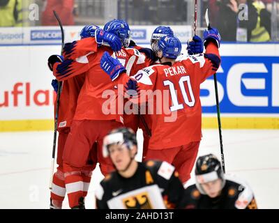 Ostrava, Tschechische Republik. 28 Dez, 2019. Tschechische Spieler feiern das erste Ziel in der 2020 IIHF World Junior Eishockey WM Gruppe B Übereinstimmung zwischen der Tschechischen Republik und Deutschland in Ostrava, Tschechische Republik, am 28. Dezember 2019. Credit: Jaroslav Ozana/CTK Photo/Alamy leben Nachrichten Stockfoto